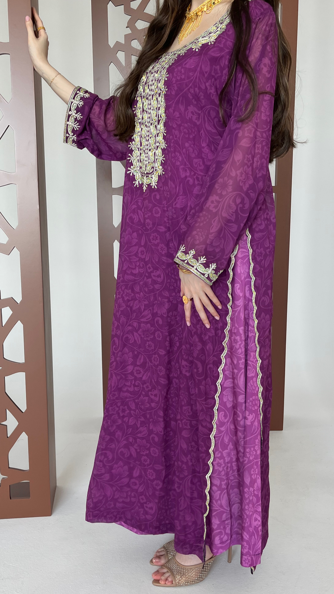 جلابية الحرير البنفسجي التطريز