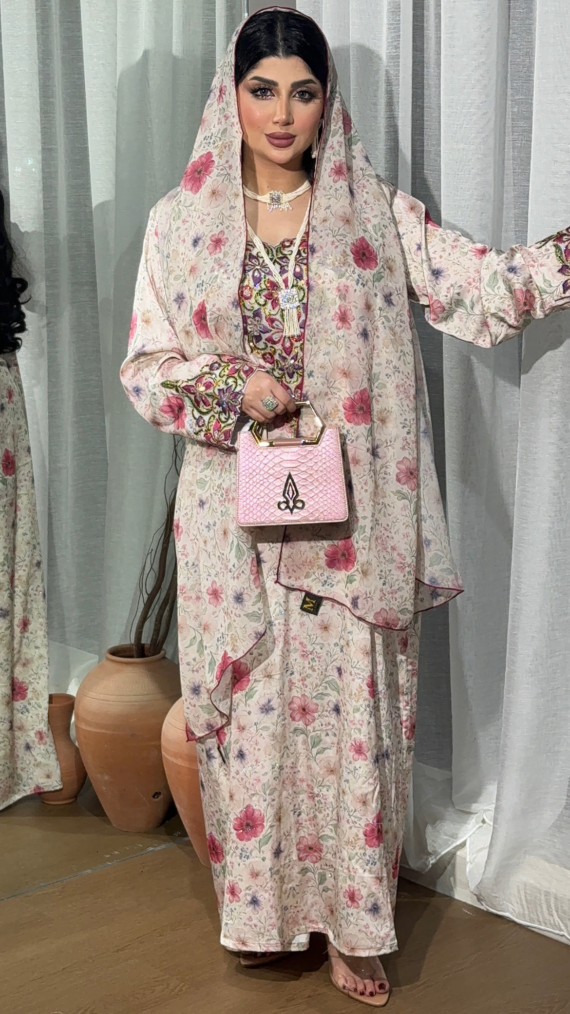 مخور تطريز أبيض بالحرير المفصص مع شيلته شيفون