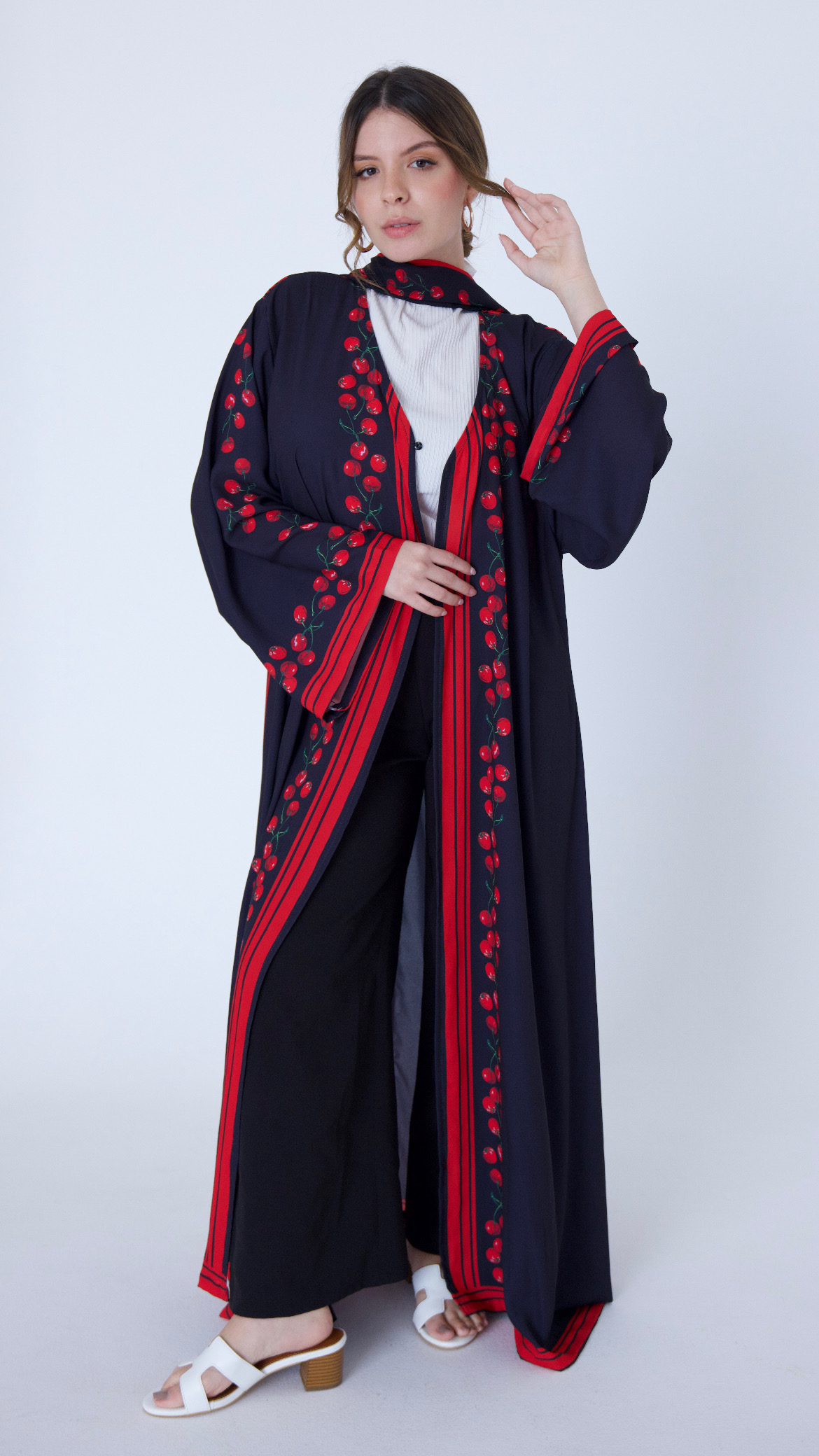 عباية الكرز بالأسود